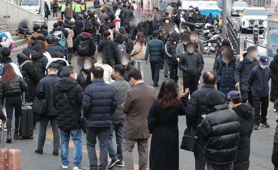 14일 서울 중구 서울역광장 코로나19 임시선별검사소에 시민들이 신속항원검사를 받기 위해 줄을 서고 있다.  2022.2.14/뉴스1 © News1