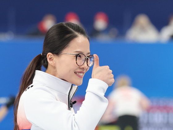 대한민국 컬링 대표팀의 김은정이 14일 중국 베이징 내셔널 아쿠아틱 센터에서 열린 2022 베이징 동계올림픽 컬링 여자 단체전 일본과의 경기에서 10-5 승리를 거둔 뒤 기뻐하고 있다. 2022.2.14/뉴스1