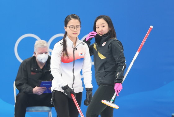 14일 오후 중국 베이징 국립아쿠아틱센터에서 열린 2022 베이징 동계올림픽 여자 컬링 단체전 대한민국과 일본의 경기에서 ‘팀 킴’의 스킵 김은정이 경기를 지켜보고 있다. 오른쪽은 일본의 스킵 후지사와 사츠키. 2022.2.14/뉴스1