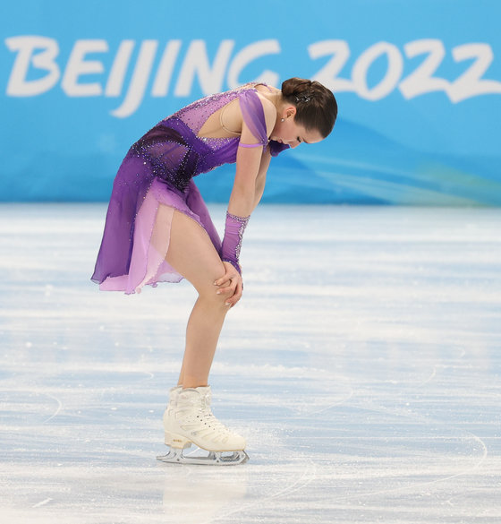 금지 약물을 복용해 논란에 휩싸인 러시아올림픽위원회(ROC)의 카밀라 발리예바가 15일 오후 중국 베이징 수도실내체육관에서 열린 2022 베이징 동계올림픽 피겨 여자 싱글 쇼트프로그램 경기에서 키릴 리히터(Kirill Richter)의 ‘인 메모리엄(In Memoriam)’ 음악에 맞춰 연기를 마친 후 울먹이고 있다.  2022.2.15/뉴스1 © News1
