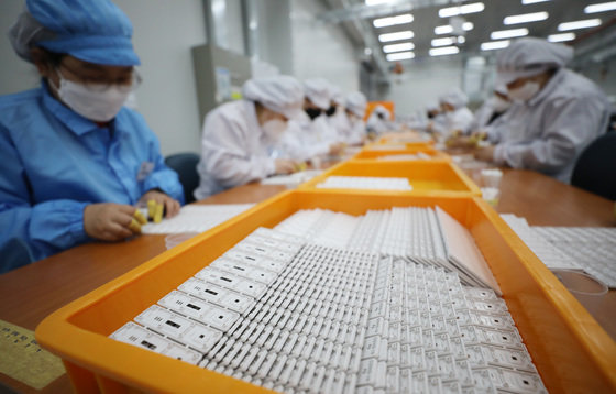 경기도 수원시 권선구 래피젠 수원공장에서 직원들이 코로나19 자가검사키트를 생산하고 있다. 2022.2.14/뉴스1 © News1