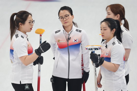 16일 중국 베이징 국립아쿠아틱센터에서 열린 2022 베이징 동계올림픽 여자 컬링 단체전 대한민국과 스위스의 경기에서 팀킴이 9엔드가 끝난 뒤 대화를 나누고 있다. 2022.2.16/뉴스1