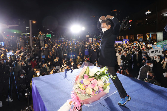 이재명 더불어민주당 대선후보가 15일 서울 서초구 고속버스터미널 앞에서 열린 합동유세에서 시민들을 향해 두 팔을 들어 하트모양을 만들어 보이고 있다. 국회사진취재단