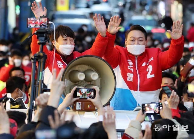 제20대 대통령선거 공식 선거운동이 시작된 15일  이준석 국민의 힘 대표가 윤석열 국민의힘 대선 후보와 함께 부산 부전동 서면 젊음의 거리에서 무개차를 타고 지지를 호소하고 있다. 부산=박경모 기자 momo@donga.com