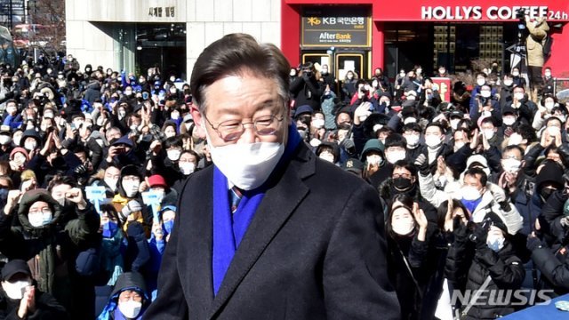 더불어민주당 이재명 대선 후보가 16일 서울 강남구 강남역 출구 앞에서 유세를 하고 있다. 사진공동취재단