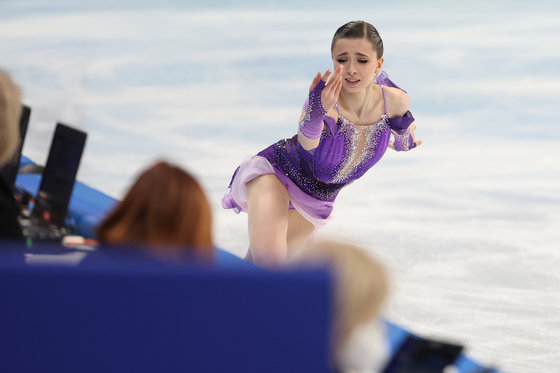 금지 약물을 복용해 논란에 휩싸인 러시아올림픽위원회(ROC)의 카밀라 발리예바가 15일 오후 중국 베이징 수도실내체육관에서 열린 2022 베이징 동계올림픽 피겨 여자 싱글 쇼트프로그램 경기에서 키릴 리히터(Kirill Richter)의 ‘인 메모리엄(In Memoriam)’ 음악에 맞춰 연기하고 있다. 발리예바는 착지 실수에도 1위를 차지했다. 2022.2.15/뉴스1 © News1
