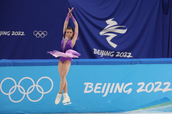금지 약물을 복용해 논란에 휩싸인 러시아올림픽위원회(ROC)의 카밀라 발리예바가 15일 오후 중국 베이징 수도실내체육관에서 열린 2022 베이징 동계올림픽 피겨 여자 싱글 쇼트프로그램 경기에서 연기를 펼치고 있다. 2022.2.15/뉴스1 © News1