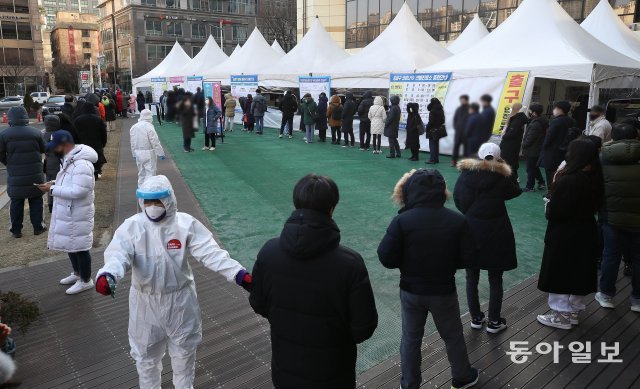 16일 오전 서울 송파구보건소 선별진료소에 코로나 검사를 받기 위한 시민들의 줄이 이어지고 있다. 양회성 기자 yohan@donga.com