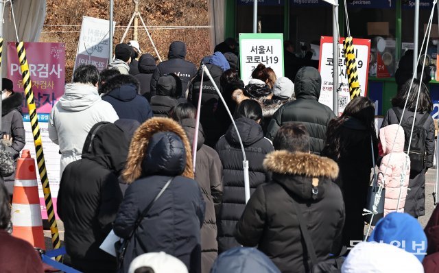 16일 오후 서울 송파구 잠실올림픽공원 선별진료소에 코로나 검사를 받기 위한 시민들의 줄이 이어지고 있다. 양회성 기자 yohan@donga.com