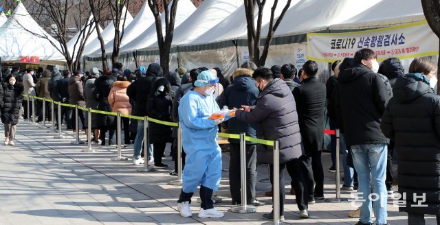 16일 오후 서울광장 임시선별검사소에서 신속항원검사 대상자들이 검사를 받기 위해 길게 줄 지어 서 있다. 전영한 기자 scoopjyh@donga.com