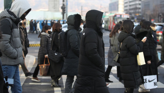 서울 아침기온이  뚝 떨어지며 강추위가 이어진 16일 오전 서울 광화문네거리에서 시민들이 발걸음을 재촉하고 있다. 2022.2.16/뉴스1