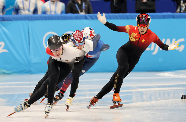 9일 오후 중국 베이징 수도실내체육관에서 열린 2022 베이징 동계올림픽 쇼트트랙 남자 1500m 준결승 경기에서 박장혁이 역주하고 있다. 오른쪽은 항의의 표시를 하는 런 쯔웨이. 2022.2.9/뉴스1 © News1