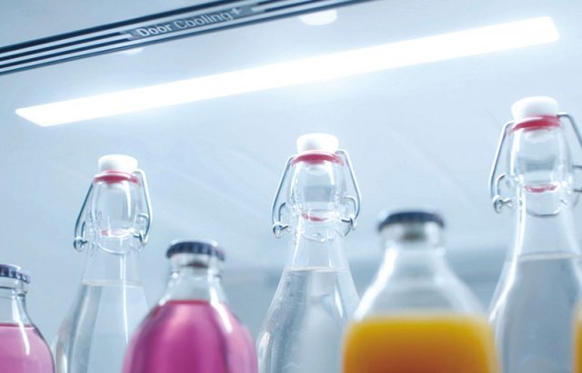 LG 디오스 얼음정수기냉장고는 야간에 어두운 주방에서 문을 열 때 눈부심을 방지할 수 있도록 조명 밝기를 시간대에 따라 9단계로 조절하는 업그레이드 기능을 제공한다. 밝기 조절 전 냉장고 내부.
