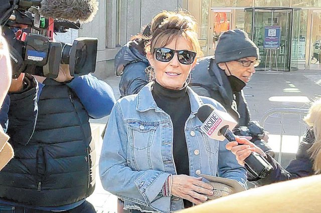 검은 선글라스를 낀 세라 페일린 전 알래스카 주지사가 15일 미국 뉴욕 연방법원 앞에서 취재진과 인터뷰하고 있다. 뉴욕=AP 뉴시스