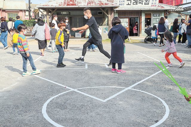 장생포 고래마을에서 관광객들이 ‘오징어게임’을 하고 있다. 울산 남구 제공
