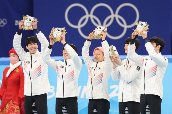 16일 오후 중국 베이징 캐피털 실내경기장에서 열린 2022 베이징 동계올림픽 쇼트트랙 남자 5000m 계주 결승에서 은메달을 획득한 대한민국 선수들이 마스코트 빙둔둔 인형을 들고 기뻐하고 있다. 남자 계주는 이날 은메달로 지난 2010년 벤쿠버 동계올림픽 이후 12년 만에 메달 획득에 성공했다. 2022.2.16/뉴스1 © News1