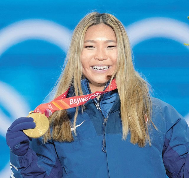 10일(현지 시간) 2022 베이징 겨울올림픽 여자 스노보드 하프파이프 종목에서 올림픽 2연패를 달성한 한국계 미국인 선수 클로이 김이 시상식에서 금메달을 들고있다. 장자커우=AP 뉴시스