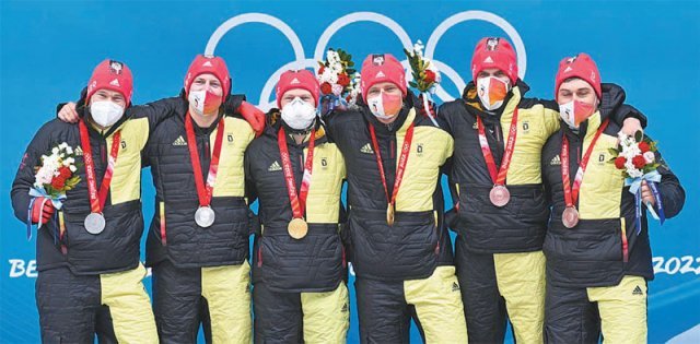 15일 열린 2022년 베이징 겨울올림픽 봅슬레이 2인승에서 1∼3위에 오른 독일 봅슬레이 선수 6명이 간이 시상식에서 빨강, 검정, 노랑 등 독일의 국기(연방기)를 상징하는 복장을 한 채 기념사진을 찍고 있다. 겨울올림픽 역사상 봅슬레이에서 한 국가가 금, 은, 동메달을 휩쓴 것은 이번이 처음이다. 베이징=신화 뉴시스