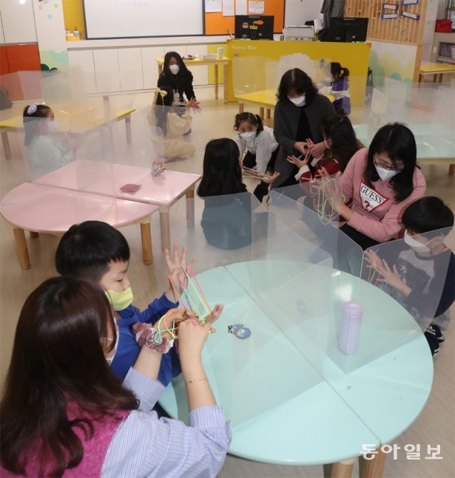 충남 논산시 중앙초 학생들이 학교돌봄터에서 실뜨기를 하고 있는 모습. 맞벌이 가정을 위해 오후 8시까지 돌봄을 제공하는 이 학교돌봄터에서 아이들은 책을 읽고 또래와 어울리며 시간을 보낸다. 논산=김동주 기자 zoo@donga.com