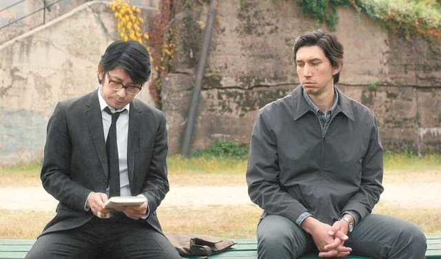 짐 자무시 감독의 영화 ‘패터슨’에서 시를 쓰는 버스운전사 패터슨(오른쪽)과 일본인 시인이 만나 이야기를 나누는 장면. 사진 출처 그린나래미디어㈜