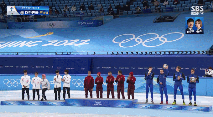 16일 캐피털 인도어 스타디움에서 열린 2022 베이징 동계 올림픽 쇼트트랙 남자 5000m에서 은메달을 획득한 한국 대표선수들이 인형세레모니를 하고 있다. SBS 갈무리