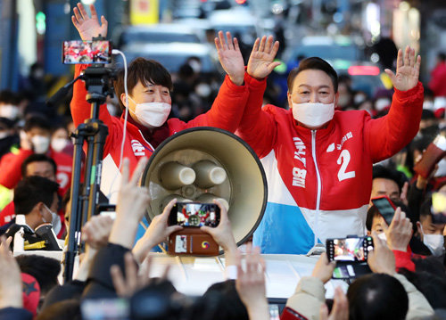 제20대 대통령선거 공식 선거운동이 시작된 15일 이준석 국민의 힘 대표가 윤석열 국민의힘 대선 후보와 함께 부산 부전동 서면 젊음의 거리에서 무개차를 타고 지지를 호소하고 있다. 부산=박경모 기자 momo@donga.com