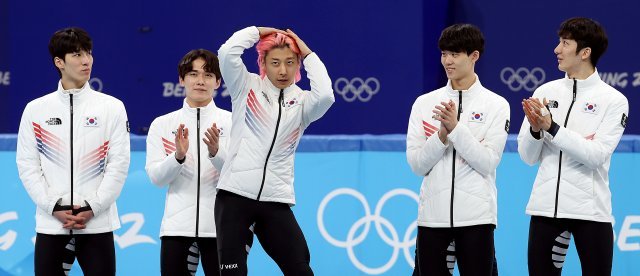 은메달을 딴 한국의 쇼트트랙 남자 대표팀 곽윤기가 16일 오후 중국 베이징 캐피털 실내경기장에서 열린 2022 베이징동계올림픽 쇼트트랙 남자 5000m 계주 플라워 세리머니에서 시상대에 오르며 춤을 추고 있다. 뉴시스