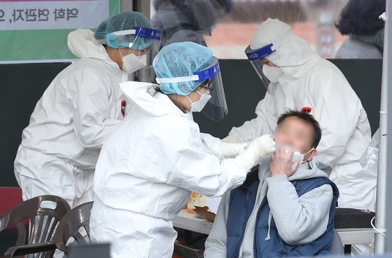 17일 오전 서울 중구 서울역광장에 마련된 신종 코로나바이러스 감염증(코로나19) 임시선별진료소에서 한 시민이 신속항원검사를 받고 있다. 2022.2.17/뉴스1 © News1