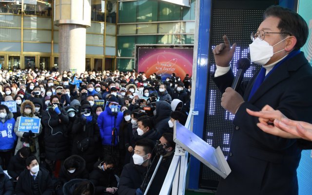 더불어민주당 이재명 대선 후보가 17일 서울 노원구 롯데백화점 노원점 앞에서 유세를 열고 지지를 호소하고 있다. 사진공동취재단