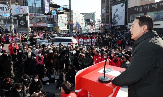 윤석열 국민의힘 대선 후보가 17일 경기 안성시 중앙시장 앞 서인사거리에서 열린 ‘윤석열이 대한민국에 안성맞춤!’ 안성 거점유세에서 유권자들을 향해 지지를 호소하고 있다. 2022.2.17/뉴스1 ⓒ News1 국회사진취재단