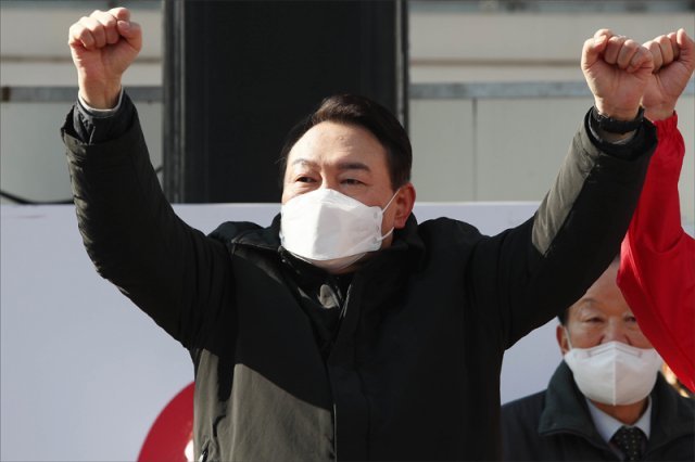 국민의힘 윤석열 대선 후보가 17일 오전 경기 안성시 중앙시장 앞 서인사거리에서 지지를 호소하고 있다. 사진공동취재단