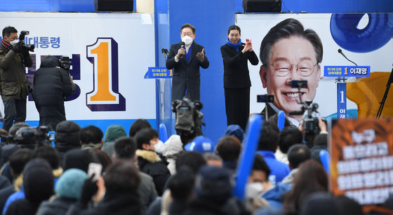 이재명 더불어민주당 후보가 17일 서울 청계광장에서 가진 유세에서 지지를 호소하고 있다. 2022.2.17/뉴스1 ⓒ News1