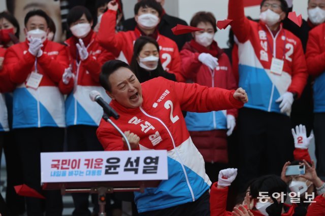 윤석열 국민의힘 대선 후보가 제20대 대통령 공식 선거운동 시작일인 15일 오후 부산 서면 젊음의거리에서 지지자들의 환호에 화답하며 어퍼컷 세리머니를 하고 있다. 사진공동취재단 박경모 기자