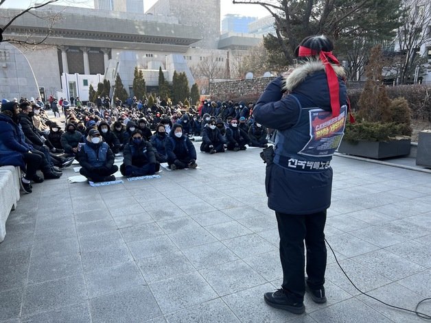 택배노조는 17일 정부서울청사 앞에서 ‘대국민 연설회’를 진행했다. 2022.02.17./뉴스1 © News1