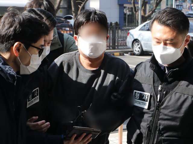 서울 양천구의 한 아파트에서 부모와 형을 살해한 혐의를 받는 김모 씨(31)가 지난 12일 양천구 남부지방법원에서 영장실질심사에 출석하고 있다. 2022.2.12/뉴스1 ⓒNews1
