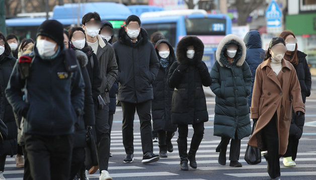 16일 오전 서울 광화문네거리에서 시민들이 발걸음을 재촉하고 있다. 2022.2.16/뉴스1