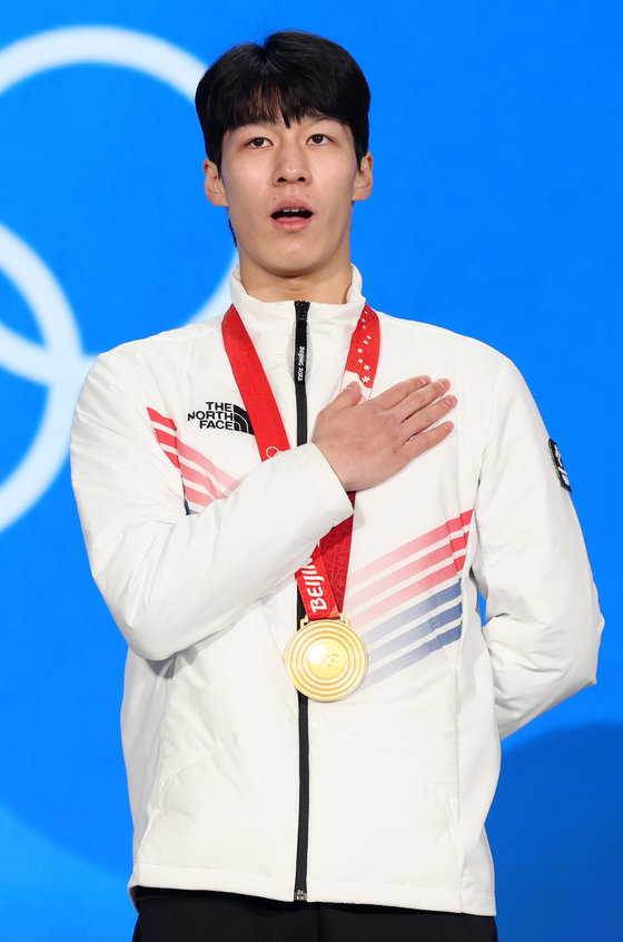 황대헌이 10일 중국 베이징 메달플라자에서 열린 2022 베이징 동계올림픽 쇼트트랙 남자 1500m 메달수여식에서 금메달을 목에 건 뒤 애국가를 부르고 있다. 2022.2.10/뉴스1 © News1
