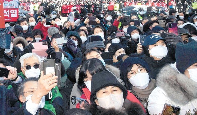 공식 선거운동 사흘째인 17일 여야 대선 후보들의 치열한 유세전 속에 대선 열기가 뜨거워지고 있다. 이날 오후 서울 송파구 잠실동 석촌호수 앞에서 열린 국민의힘 윤석열 대선 후보 유세에서 시민들과 지지자들이 휴대전화로 유세 현장을 찍고 있다. 사진공동취재단