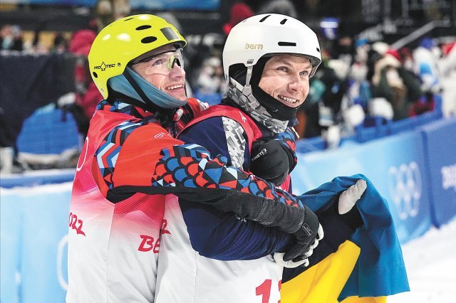 러시아올림픽위원회의 일리야 부로프(왼쪽)가 우크라이나의 올렉산드르 아브라멘코를 뒤에서 안은 채 함께 웃고 있다. 장자커우=AP 뉴시스