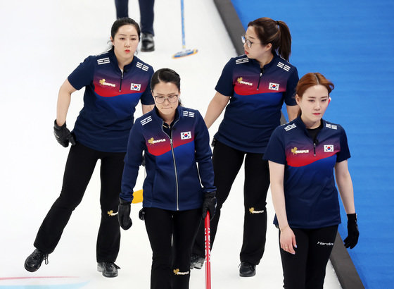 17일 중국 베이징 국립 아쿠아틱 센터에서 열린 2022 베이징 동계올림픽 컬링 여자 단체전 한국과 스웨덴의 경기에서 팀킴이 4-8로 패했다. 뉴스1