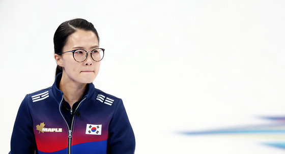 17일 중국 베이징 국립 아쿠아틱 센터에서 열린 2022 베이징 동계올림픽 컬링 여자 단체전 한국과 스웨덴의 경기에서 팀킴 김은정이 4-8로 패한 뒤 아쉬운 표정으로 자리를 떠나고 있다. 뉴스1