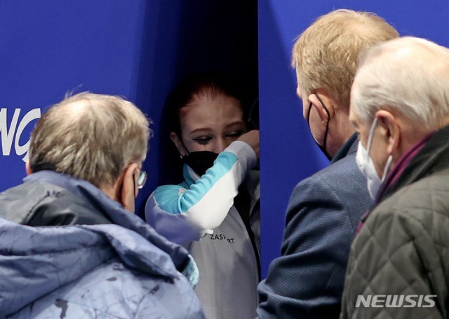 러시아올림픽위원회(ROC) 알렉산드라 트루소바가 시상식을 앞두고 눈물을 흘리고 있다. 뉴시스