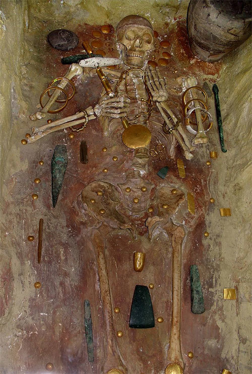 포클레인 기사가 우연히 발견한 6500년 전 불가리아 바르나 공동묘지에선 무덤 300기와 황금 유물이 발굴됐다. 특히 43호 무덤에선 온몸을 황금으로 치장한 일명 ‘황금인간’이 발견되면서 바르나 문명이 재조명됐다. 그는 당시 부족 지도자로 추정된다. 사진 출처 위키피디아