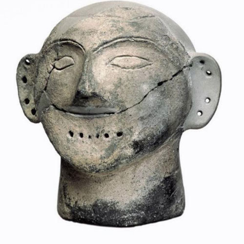바르나 묘지에서 발굴된 인간 머리 점토 유물. 실제 크기와 비슷하게 제작됐다. 사진 출처 위키피디아