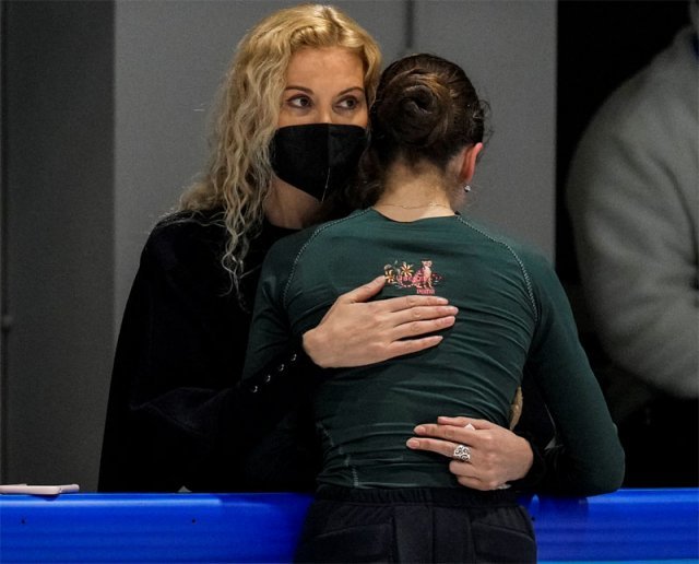 예테리 투트베리제 러시아올림픽위원회(ROC) 피겨스케이팅 대표팀 코치(왼쪽)가 2022 베이징 겨울올림픽 도중 금지약물 양성 반응 결과를 받아든 카밀라 발리예바를 안아 주고 있다. 베이징=AP 뉴시스