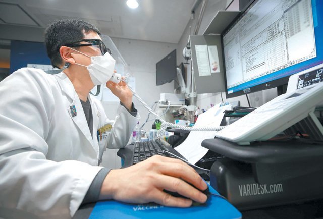 17일 서울 중구의 한 병원에서 의사가 재택치료 중인 코로나19 환자를 전화로 진료하고 있다. 이날 국내 재택치료 코로나19 환자는 31만 명을 넘어섰다. 양회성 기자 yohan@donga.com
