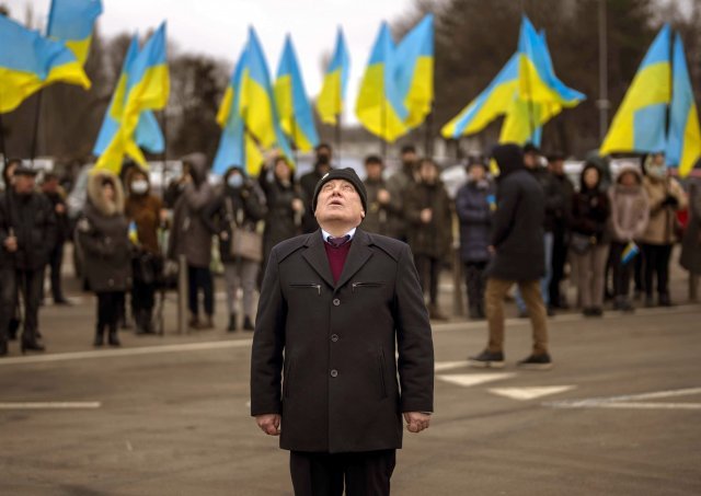 16일(현지시간) 우크라이나 오데사에서 단결의 날 행사를 위해 우크라이나 시민들이 국기를 들고 나왔다. 서방 관리들이 러시아의 침공이 곧 일어날 수 있다고 경고하자 젤렌스키 우크라이나 대통령은 단결의 날을 만들고 전국적으로 우크라이나 국기를 게양하도록 했다. 오데사=AP