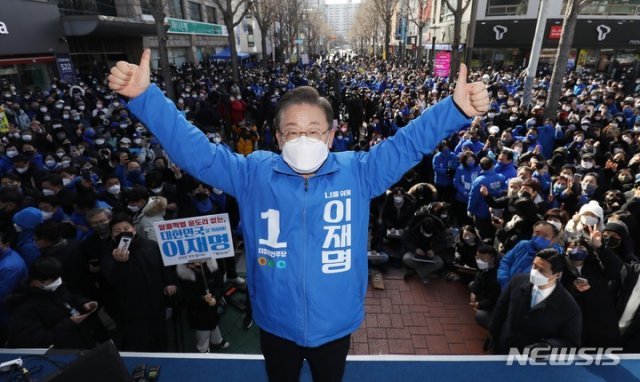 더불어민주당 이재명 대선 후보가 18일 오전 전남 순천시에서 유세를 펼치며 지지를 호소하고 있다.  순천=뉴시스