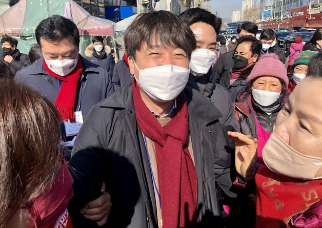 이준석 국민의힘 대표가 18일 오전 대구 북구 칠성동 칠성시장을 찾아 상인들과 인사하고 있다. 2022.2.18/뉴스1 ⓒ News1