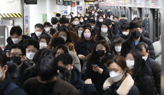 서울 세종대로 지하철 광화문역에서 마스크를 착용한 시민들이 출근길 발걸음을 재촉하고 있다… 2022.2.8/뉴스1